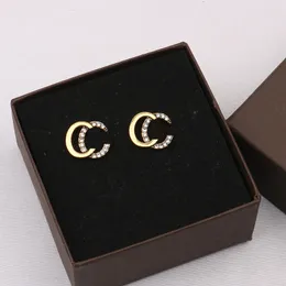 Pendiente del perno prisionero del diseñador chapado en oro de 18 quilates para las mujeres de la manera Carta doble Perla Joyería de diamantes Regalo del banquete de boda de alta calidad 20 estilo