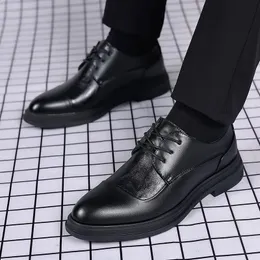 Klänningsskor designer märke svarta läderskor för män ons klänning sko snörning casual business oxfords punkter tå kontor formella skor för hane 231110