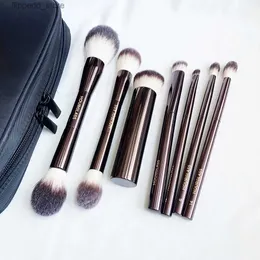 Makeup Borstes Hourglas Makeup Brushes Set Vegan Travel Set med en påse mjukt syntetiskt hårmetallhandtag Deluxe Cosmetics Brush Kit Q231110