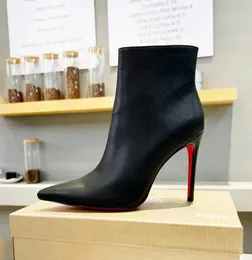 女性のハイヒールブーツ先の尖ったつま先の靴赤い光沢のある底部薄いかかと8cm 10cmブラックレザーブーツスレンダーハイヒールファッション冬冬の新しい短いブーツ35-42