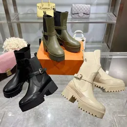 100% Designer Shoes Boots Women Leather Flamingos Love Arrow Medal Desert Boot Lace Up Lady Letter Thick High Heels Winter Coarse Heel Shoe Large Size 35-41-42 48379
