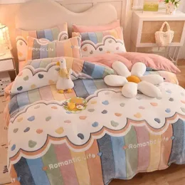 Set di biancheria da letto Set da letto a quattro pezzi in velluto di latte invernale con cartoni animati Set di biancheria da letto in lenzuolo addensato in peluche con fiocco di neve in velluto corallo 231110