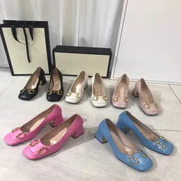 Designer-Star mit gleicher Schnalle, flachem Mund, High Heels, quadratischem Kopf, Metallkette, dickem Absatz, Süßigkeiten-Sandalen, Outlets