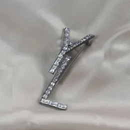 Tjock stor form strass kvinnor kläder brosch för män coolt engagemang ojämn striat stift klassisk bokstav silver färg gnistrande brudbroscher romantiska zb041 i4