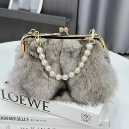 Winter high-grade pearl hand chain clip chain shoulder bag crossbody bag Note a small amount of floating hair is normal