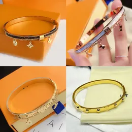 Designer Style Bangle Armband 18K Gold Plated Women Luxury Brand Wrist Smycken Mönstrad läderkedja Diamond Letter Inlaid Rostfritt stål Vattentät non Fade