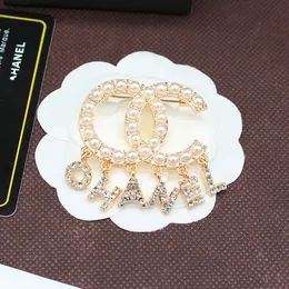 Luxury Women Diamond Letter Brooches Silver Plated Brooch Inlay Crystal Rhinestone Designer Pearl Pin Broches Men Party Jewelry Accessories