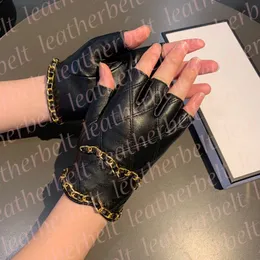 Luxe lederen wanten Designer Letter Chain Handschoenen Herfst Outdoor Winddicht Rijden Dames Zwarte Vingerloze Handschoenen