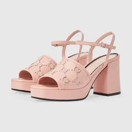 Kvinnors låsande dubbar Sandaler 8,5 cm Ankelrem plattform Pumps Stud Spänne Letter Chunky Heel Aftonskor Lyxig Designer klänning skor fabriksskor