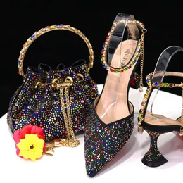 Conjunto de bolsa para sapatos combinada com taças de vinho pontiagudas e diamantes coloridos combinados com a mesma bolsa, bolsa balde e sapatos de festa 231115