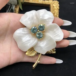 Brooches Brooch Fashion Personality Pastoral White Flowers Vintage Pin Clothing Accessories Pins Broche For Women Cute Things