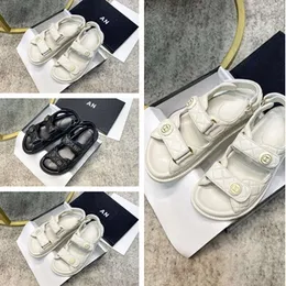 Gratis levering damessandalen 2023 Designer casual pantoffels nieuwe buitenkleding bedrukte C-gesp platte sandalen binnen- en buitenschoenen haaklus