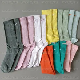 Meias masculinas de grife meias de comprimento médio três pares de meias femininas Macaron meias respiráveis que absorvem o suor e estampa NK