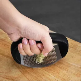 Müheloses Zerkleinern von Knoblauch zu Hause: Innovative manuelle Knoblauchpresse mit Drehfunktion für die schnelle und einfache Knoblauchzubereitung – perfektes Küchengerät für Hobbyköche
