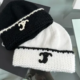 Classico Designer Autunno Inverno Stile Caldo Beanie Cappelli Uomo e Donna Marchio di moda Doppia Lettera C Universale lavorato a maglia Lettere Ape Berretto Autunno Lana All'aperto Caldi Cappellini con teschio