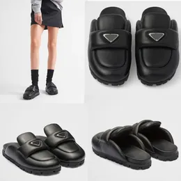 Mjuka vadderade nappas läder sabots 2dl8 sandaler mules emaljerad metall triangel logo lug slitbanan sandaler strömlinjeformade skor lätt att bära ta av tofflor sandal sabot