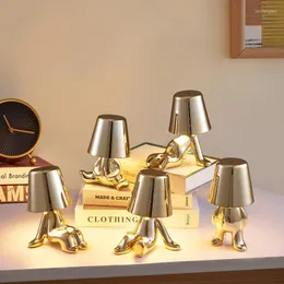 Masa lambaları İtalya Küçük Altın Adam Tasarımı Küçük Lamba Demir Led Gece Işık Göz Koruyucu Okuma Yatak Odası Başucu Işıkları