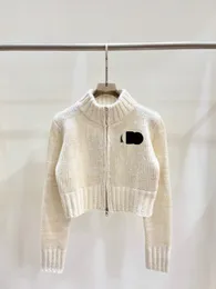 1109 2023 otoño marca mismo estilo suéter blanco de manga larga botón cuello redondo ropa de mujer de alta calidad qian