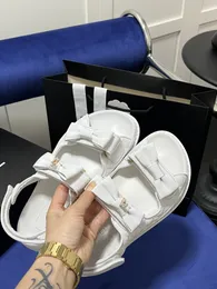 Kadın Baba Sandalları En Kaliteli Tasarımcı Bowknot Sandalet Lüks Camellia Yaz Bahar Grandd Sandalet Kapitone Diamond Ture C havyar Gerçek Gerçek Buzağı Deri