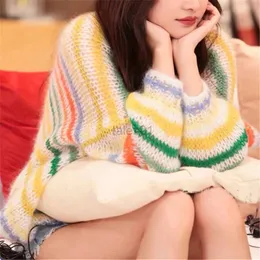 Kadın Sweaters Gökkuşağı Nakışları Makas Çizgili Kadınlar Örgü Sweater Hollow Niche Tasarım Kadın Gevşek Kazak Tepeler Örgü Tops ZLN231111