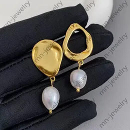 Orecchini Charm asimmetrici. Orecchini di perle barocche naturali orecchini femminili di design di nicchia. Orecchini in oro con orecchini avanzati di lusso leggero