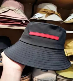 Klasik Tasarımcı Kova Şapka Erkekler ve Kadınlar Için Yüksek Kaliteli Lüks Bayanlar Erkek İlkbahar Yaz Siyah Beyaz Deri Metal Güneş Şapkaları New7567708
