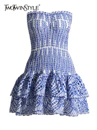 Casual Dresses Twotwinstyle Cut Out Layered Hem Sexig klänning för kvinnor stropplösa ärmlös från axel hög midja minikläder 230411