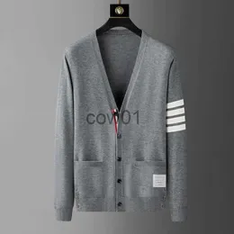 Maglioni da uomo leggero di marca di lusso cardigan lavorato a maglia da uomo 2023 autunno di fascia alta tendenza classica quattro barre versione coreana casual maglione con scollo a V J231111