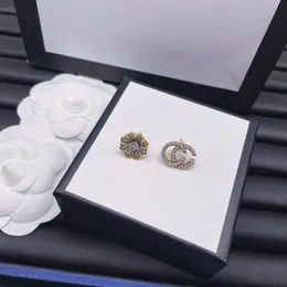 Lyxig diamantblomma stud designer för kvinnor bågeörhängen Stud alfabetet örhängen Smyckeskrin set Alla hjärtans dag presentförlovning