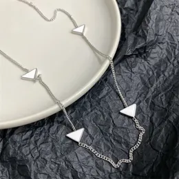 Kvinnors designer halsband kedjor kvinnliga gåva till mens guld silver kedja lyxys svart triangel halsband designers smycken med låda