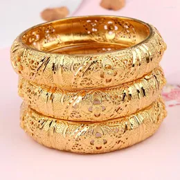 Bracciale rigido in rame placcato oro 24 carati Braccialetti con fiore cavo laterale Ooen Braccialetti Dubai Arabo Regali di nozze di lusso Bracciale per Vrouwen