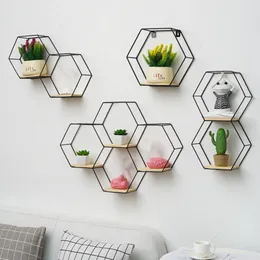 Objetos decorativos Figuras montadas na parede nórdica Montada de parede flutuante plataforma hexagonal Rack de armazenamento de moldura de metal com suporte geométrico de madeira para decoração de casa