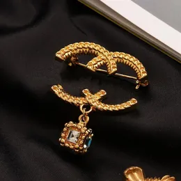 Gioielli di design di lusso Spilla di perle Donne Love Diamond Alfabeto intarsiato Spilla Spilla Coppia di moda Accessori per vestiti Regalo Oro 18 carati 243o