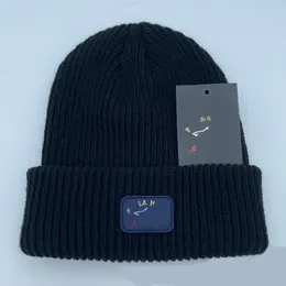 Designer lyxig mössa/skalle mode vinter män kvinnor modedesign stickade hattar fall cap bokstav 13 färger unisex gåva ny varm hatt unisex