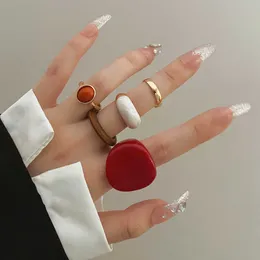 Pierścienie zespołu Iparam Nowe modne pierścienie dla kobiet przesadzone czerwona żywica drewniany geometryczny palec punkowy biżuteria modowa p230411