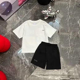 23SS Jungen T-Shirt Shorts Anzug Kinder-Sets Kinder-Designer-Kleidung Rundhalsausschnitt Reine Baumwolle Rückendruck Stickerei Kurzarm-Shorts Anzüge Babykleidung