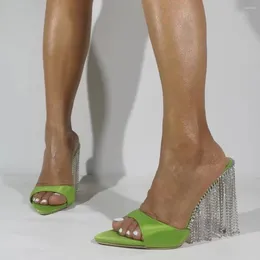 Sandálias 2023 Buty Damskie Silk Couro Mulheres Cristal Borlas Salto Alto Passarela T Show Mules Gladiador Sapatos Femininos