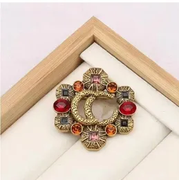 التصميم الشهير Gold Brooch Women Women Rhinestone Pearl Letter Stup