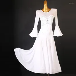 Sahne Wear Beyaz Modern Rekabet Elbise Ulusal Standart Büyük Salıncak Etek Elmas Gömme Sosyal Dans Performansı Parlama Kolu
