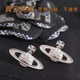 デザイナーViviene Westwoods Earring Western Empress Dowager Ear Studs with Niche Design French Haute Couture Couture Inset Style Earrings Womens Full Diamond