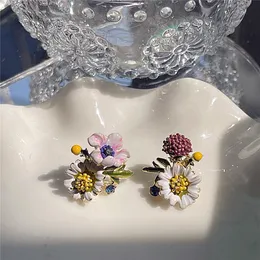 Stud Antique Floral Stereoscopic Daisy Oil Drop Asymmetrical S925 Silver Needle Flower Earrings Small and Fresh Forest Earrings 230412