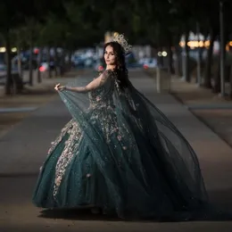 Glitter Emerald Green Quinceanera Dress V-ringningsapplikationer Lace Cut-Out Beads Sequin med Cape för 15 Girls Ball Formal Bowns