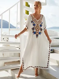女性の水着ボヘミアンドレス販売刺繍された長いカフタンパレオスマキシドレスルーズビーチカバーアップローブプラージ女性衣料品ビーチウェアチュニック230412