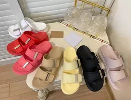 Designer Luxo Sandals de borracha preta Luxo Híbrido Flippers redondos silhuetos de dedo de ponta de tamanho grande híbrido hardware de prata Sapatos femininos 2023