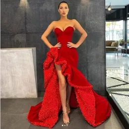 Festklänningar unika röda asymmetriska långa kvällar rufsar split prom klänningar från axeln 2023 trend