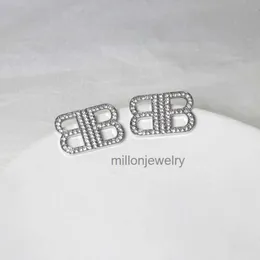 Örhängen designer ins internet kändis nisch design med diamant inlagd dubbel b bletter örhängen ljus lyx fashionabla och highend lyxig stil