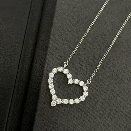 Collana con ciondolo di lusso Top S925 Sterling Silver Paloma Designer di marca Full Crystal Hollow Heart Charm Girocollo a catena corta con scatola Regalo per feste Gioielli da sposa