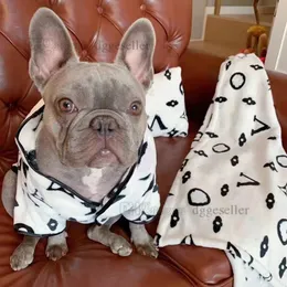 Designer Roupos de cães Aparel de cachorro Aparel quente Pijamas de cachorro de veludo macio com padrão de carta clássica e cobertor de lã de pet-pet de 2 peças e travesseiro de cama para animais de estimação para cães pequenos A691