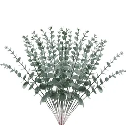 人工ユーカリの葉の緑の茎は、花瓶ホームパーティーの結婚式の装飾屋外庭のクリスマスのための霜の