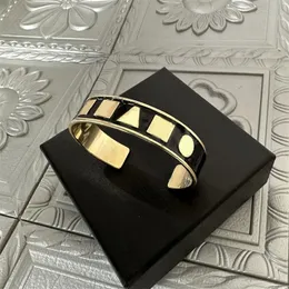 Prata banhado a ouro pulseira de aço inoxidável designer pulseira simples cristal brilhante famosa carta mulheres designer jóias pulseira acessórios de jóias de luxo zb107